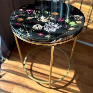 Side table, coffee table, or side table. Made of epoxy resin with natural dried flowers. White/multicolored. Tabletop d 50 cm, h 59 cm.