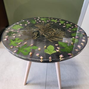 Handcrafted Black Resin Side Table with Real Dried Roses and Leaves – Elegant Botanical Design